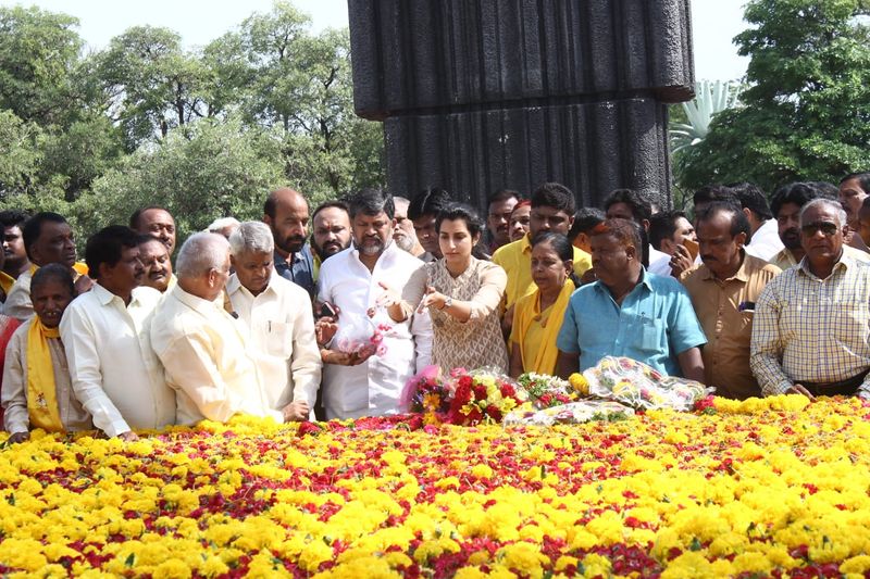 ఎన్టీఆర్ కు పురంధేశ్వరి, తదితరుల నివాళి