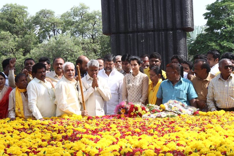 ఎన్టీఆర్ కు పురంధేశ్వరి, తదితరుల నివాళి