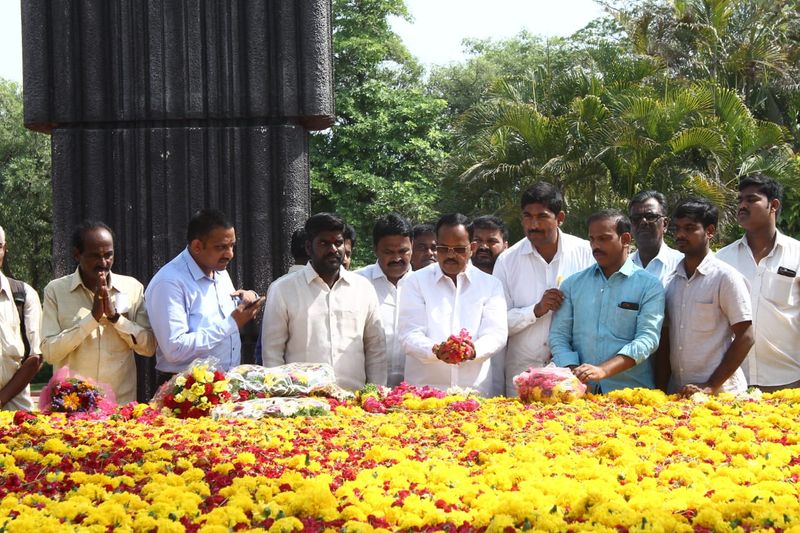 ఎన్టీఆర్ కు పురంధేశ్వరి, తదితరుల నివాళి