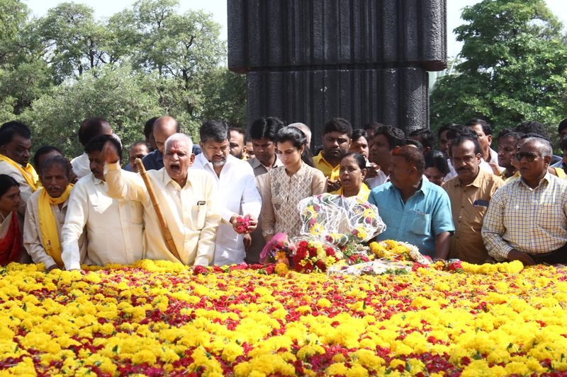 ఎన్టీఆర్ కు పురంధేశ్వరి, తదితరుల నివాళి