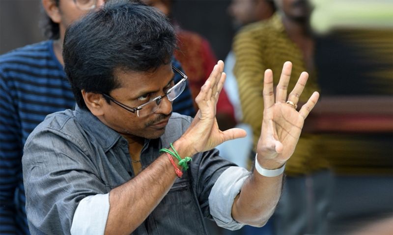 మురుగదాస్ - యాక్షన్, సందేశం : సౌత్ స్టార్ డైరెక్టర్ మురుగదాస్ సినిమాలు ఉన్న క్రేజ్ గురించి ప్రత్యేకంగా చెప్పనవసరం లేదు. మురుగదాస్ చిత్రాల్లో యాక్షన్ సన్నివేశాలతో పాటు అద్భుతమైన సందేశం కూడా ఉంటుంది.
