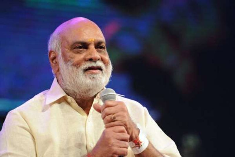 రాఘవేంద్ర రావు- పళ్ళు,పూలు: దర్శకేంద్రుడి గురించి ప్రత్యేకంగా చెప్పనవసరం లేదు. రాఘవేంద్ర రావు తన చిత్రాల్లో కథతో పాటు హీరోయిన్లని అందంగా చూపించడం కోసం ప్రత్యేక శ్రద్ద చూపిస్తారు. ఆయన చిత్రాల్లోని పాటల్లో పళ్ళు, పూలు ఎక్కువగా కనిపిస్తుంటాయి.