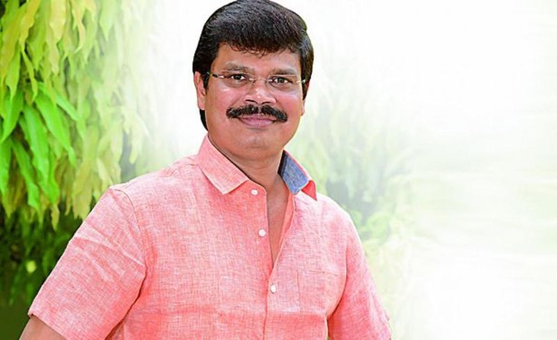 బోయపాటి శ్రీను - మాస్ యాక్షన్ : బోయపాటి శ్రీను ఎక్కువగా మాస్ ఆడియన్స్ ని దృష్టిలో పెట్టుకుని సినిమాలు చేస్తారు. బోయపాటి చిత్రాల్లో యాక్షన్ ఎపిసోడ్స్ రోమాలు నిక్కబొడుచుకునేలా ఉంటాయి.
