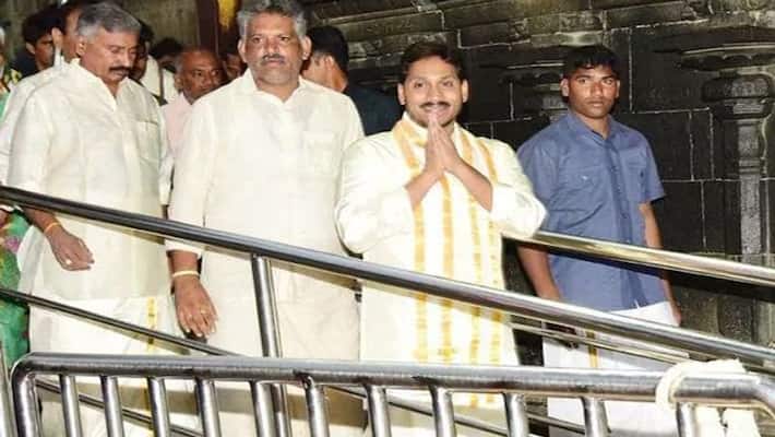 ys jagan who visited Sri venkateswara swamy in tirumala ys jagan who visited Sri venkateswara swamy in tirumala