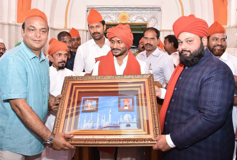 కడప అమీన్ దర్గాలో వైయస్ జగన్ ప్రత్యేక ప్రార్థనలు (ఫొటోలు)
