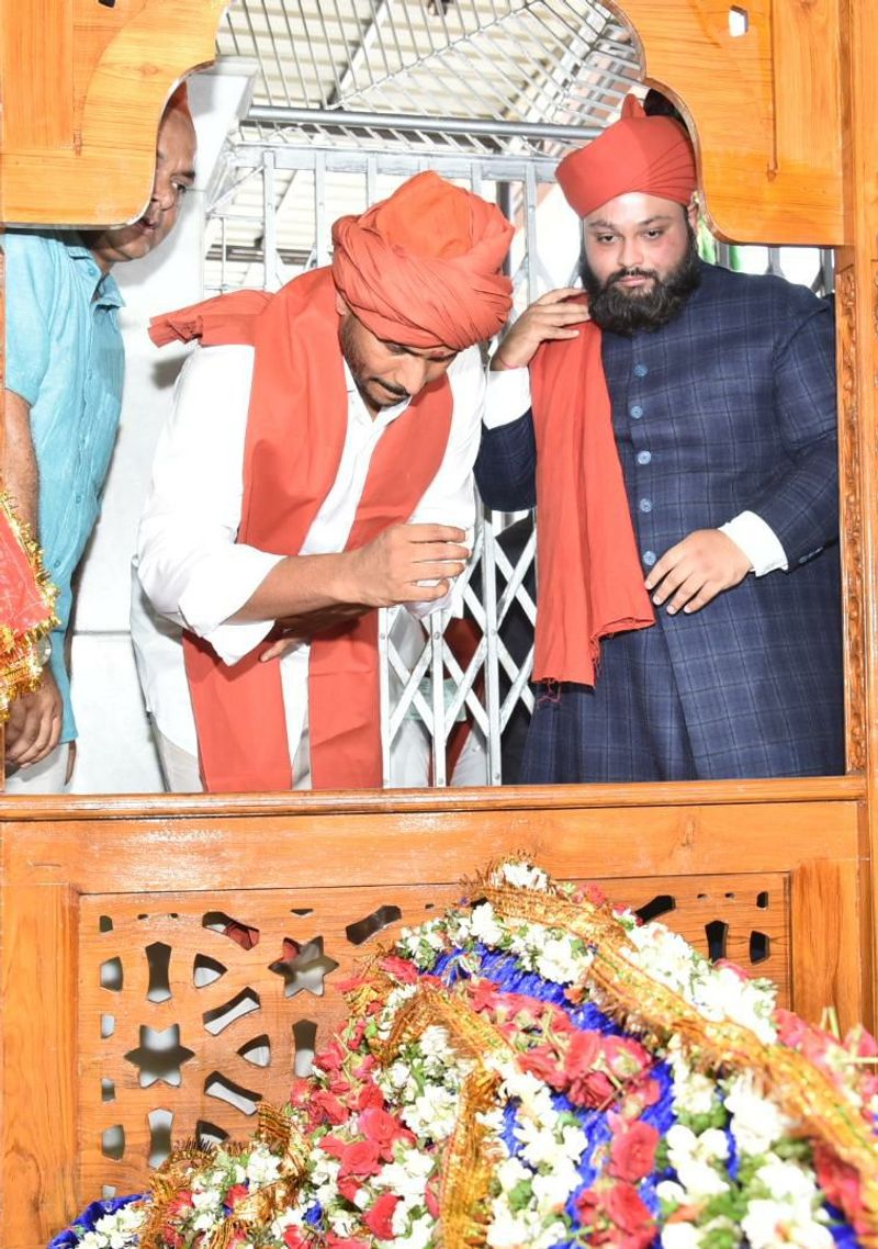 కడప అమీన్ దర్గాలో వైయస్ జగన్ ప్రత్యేక ప్రార్థనలు (ఫొటోలు)