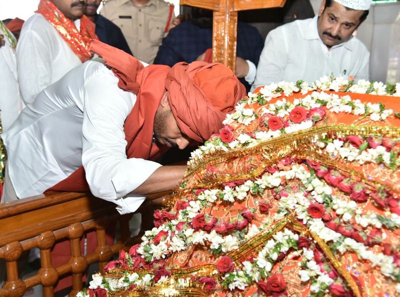 కడప అమీన్ దర్గాలో వైయస్ జగన్ ప్రత్యేక ప్రార్థనలు (ఫొటోలు)