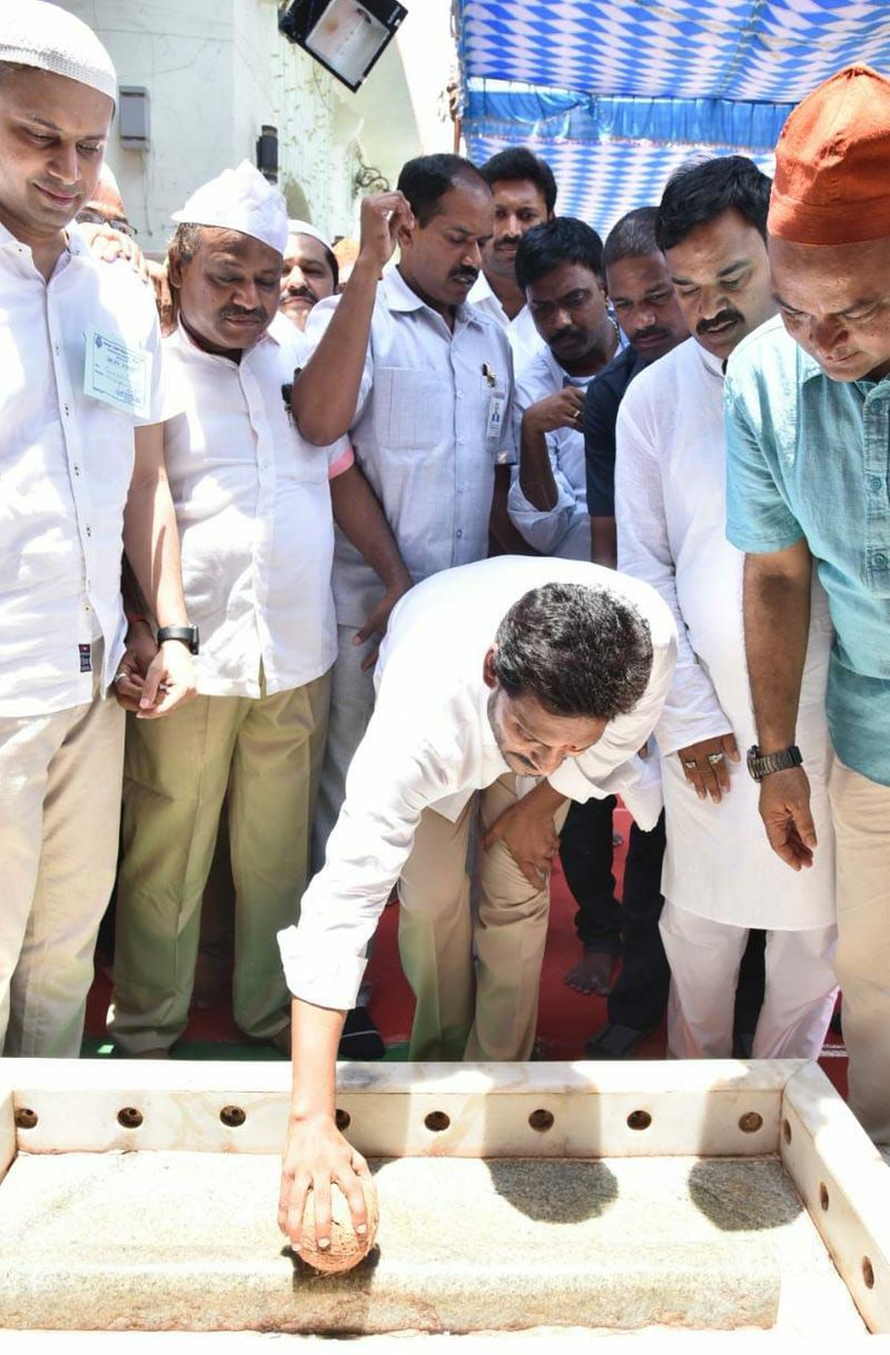 కడప అమీన్ దర్గాలో వైయస్ జగన్ ప్రత్యేక ప్రార్థనలు (ఫొటోలు)