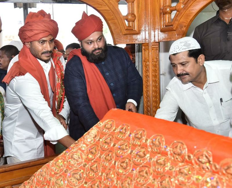 కడప అమీన్ దర్గాలో వైయస్ జగన్ ప్రత్యేక ప్రార్థనలు (ఫొటోలు)