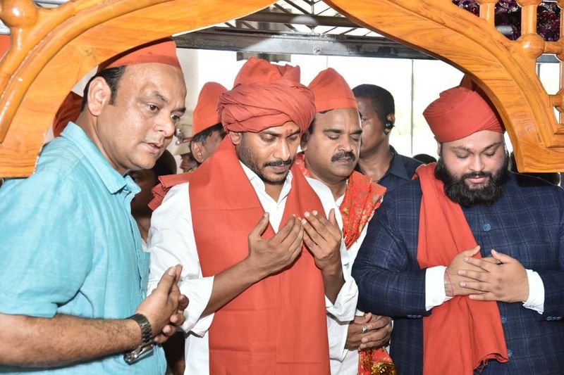 కడప అమీన్ దర్గాలో వైయస్ జగన్ ప్రత్యేక ప్రార్థనలు (ఫొటోలు)
