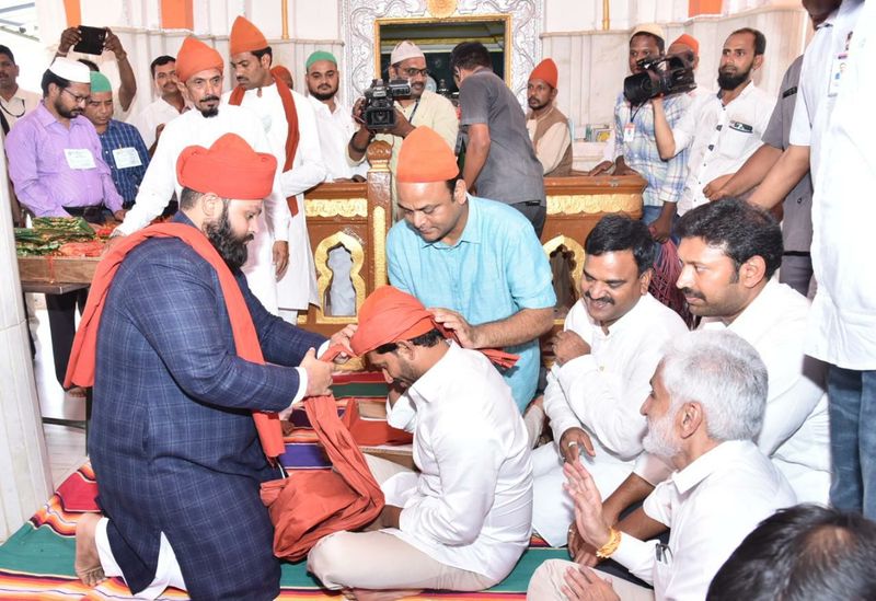 కడప అమీన్ దర్గాలో వైయస్ జగన్ ప్రత్యేక ప్రార్థనలు (ఫొటోలు)