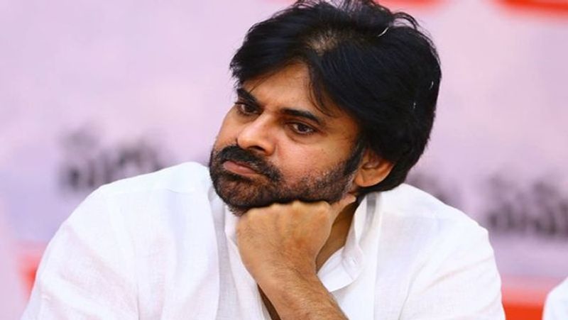 కాగా..తాజాగా పవన్ కి సంబంధించిన ఫోటోలు సోషల్ మీడియాలో చక్కర్లు కొడుతున్నాయి. మొన్నటి దాకా ఖద్దరు చొక్కా, లుంగీతో దర్శనమిచ్చిన పవన్.. తన లుక్ ని మార్చేశారు.