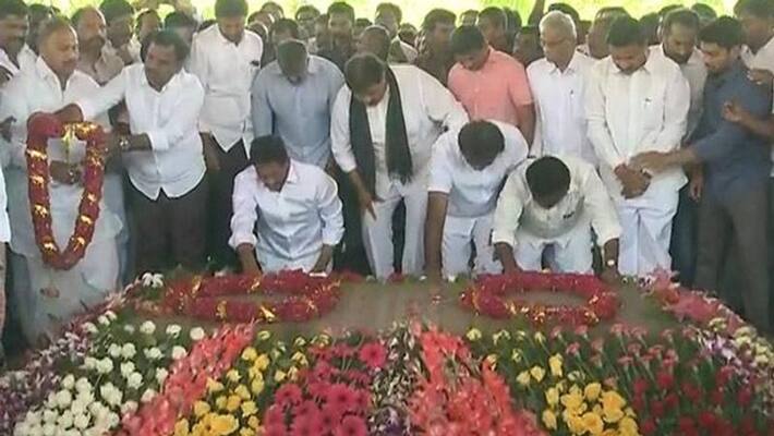 YS Jagan pays tributes to YSR at Idupulapaya YS Jagan pays tributes to YSR at Idupulapaya