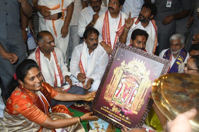 బెజవాడ దుర్గమ్మను దర్శించుకున్న జగన్ (ఫోటోలు)