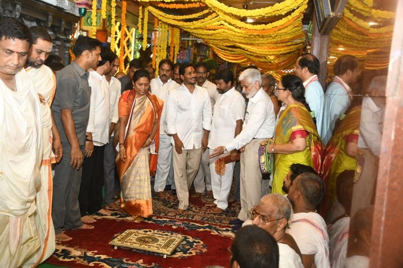 బెజవాడ దుర్గమ్మను దర్శించుకున్న జగన్ (ఫోటోలు)