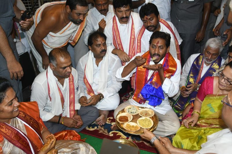 బెజవాడ దుర్గమ్మను దర్శించుకున్న జగన్ (ఫోటోలు)