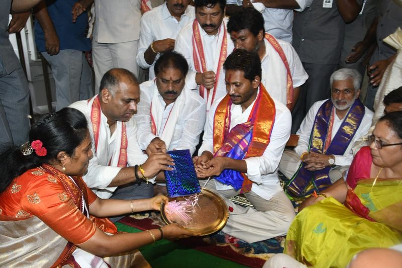 బెజవాడ దుర్గమ్మను దర్శించుకున్న జగన్ (ఫోటోలు)