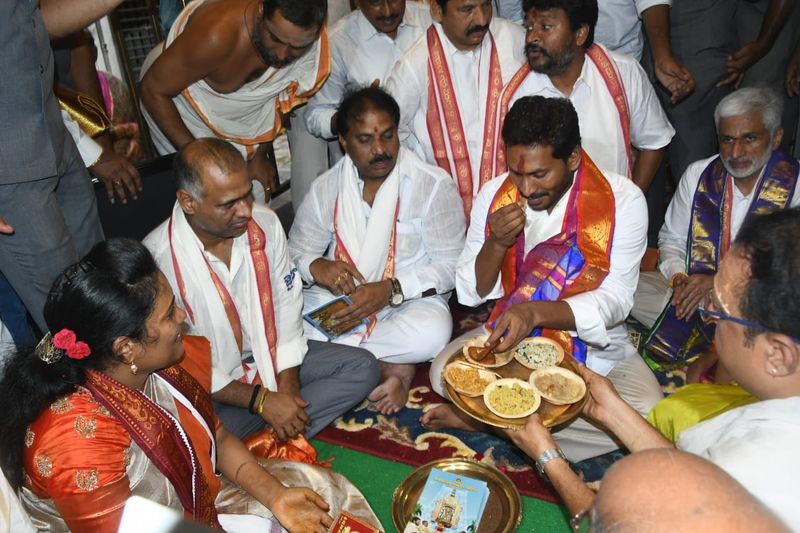 బెజవాడ దుర్గమ్మను దర్శించుకున్న జగన్ (ఫోటోలు)