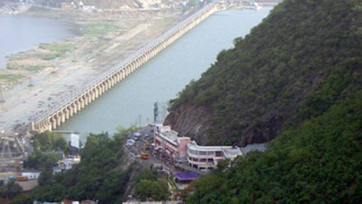 man slipped from indrakeeladri in vijayawada man slipped from indrakeeladri in vijayawada