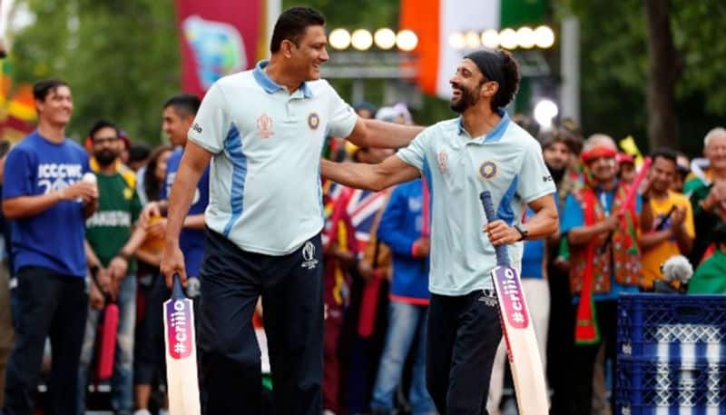 Former India captain Anil Kumble and Bollywood actor Farhan Akhtar share a light moment as they take part in the 60-second cricket