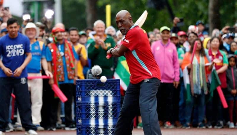 West Indies legend Vivian Richards take part in the 60-second cricket. He later took to his Twitter account to share pictures of the Opening Party