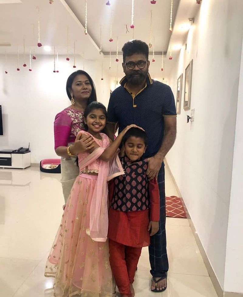 తన ఇద్దరు పిల్లలు, భార్యతో దర్శకుడు సుకుమార్
