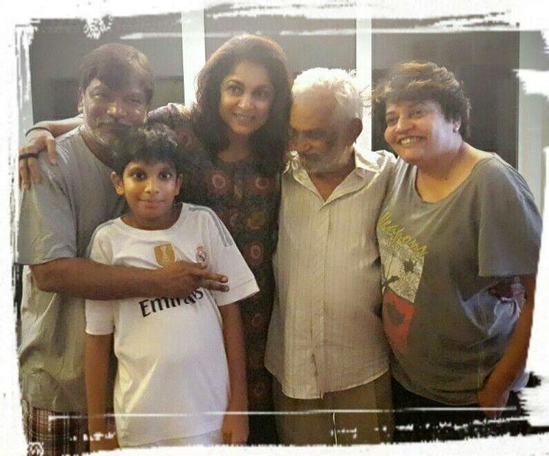దర్శకుడు కృష్ణవంశీ తన భార్య, కుటుంబ సభ్యులతో కలిసి తీసుకున్న ఫోటో