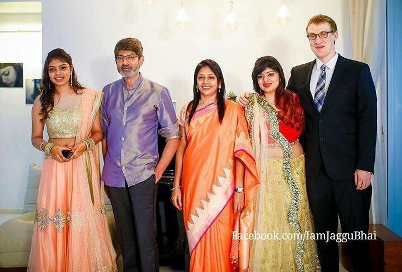 నటుడు జగపతి బాబు అతడి కుటుంబం