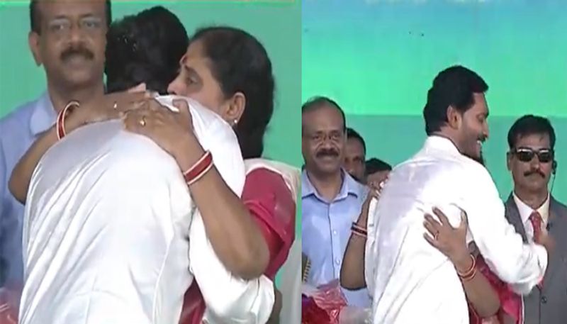 16నెలల పాటు తనయుడు జైల్లో ఉన్నా ఆమె ధైర్యంగా కుటుంబానికి పెద్ద దిక్కుగా ముందుకు నడిపింది. కన్న తల్లిగా బాధ్యతలు నిర్వహిస్తూనే పార్టీ బాధ్యతలను సైతం భుజాన వేసుకున్నారు వైయస్ విజయమ్మ. కొడుకు పడుతున్న కష్టాలను తలచుకుని కంటతడి పెట్టుకున్నా వాటిని పంటికిందే దాచుకుంటూ కొడుకు వెన్నుతట్టి ప్రోత్సహించారు వైయస్ విజయమ్మ.