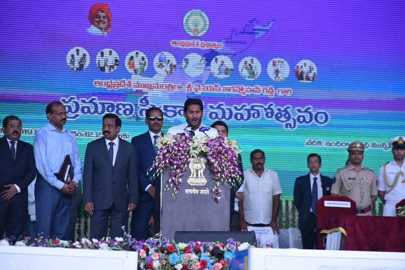 మైనార్టీ కోటా కింద గుంటూరు ఈస్ట్ నియోజకవర్గం నుండి మహ్మద్ ముస్తఫాకు కూడ జగన్ కేబినెట్లో చోటు దక్కే అవకాశం ఉంటుందని చెబుతున్నారు. మైనార్టీ కోటా కింద కడప జిల్లాకు చెందిన అంజర్ భాషా కూడ జగన్ కేబినెట్లో చోటు కోసం ఆసక్తిగా ఉన్నారు. కడప జిల్లా నుండి పార్టీ ఎమ్మెల్యే గడికోట శ్రీకాంత్ రెడ్డి, కురుముట్ల శ్రీనివాసులుకు కూడ కేబినెట్ బెర్త్ దక్కే అవకాశం ఉందని ప్రచారం సాగుతోంది.
