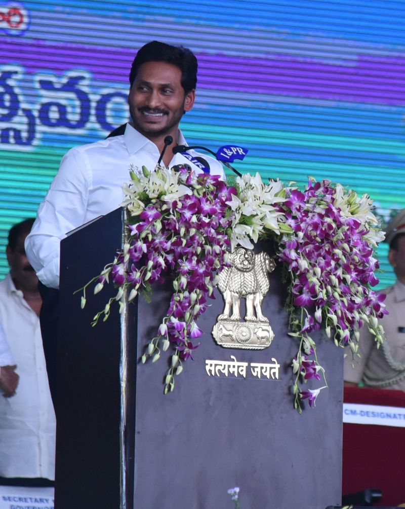 జగన్తో పాటు తన మంత్రివర్గంలో 26 మంది మంత్రులు ఉండేందుకు ఛాన్స్ ఉంది. మూడు లేదా నలుగురికి కేబినెట్లో చోటు దక్కితే అంబటి రాంబాబుకు చోటు దక్కకపోవచ్చనే ప్రచారం కూడ ఉంది.