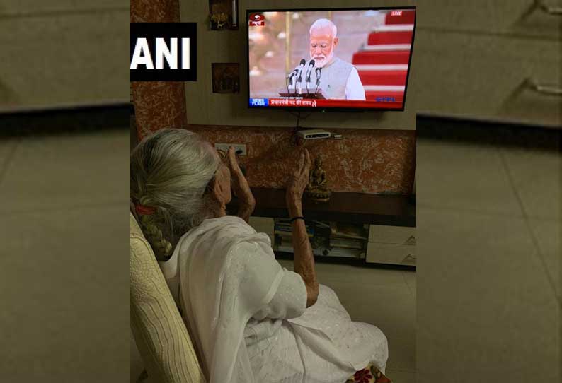 modi mother happy to modi sworn in function modi mother happy to modi sworn in function