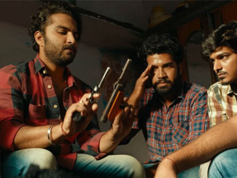 ఆటిట్యూడ్ ఉంది కానీ కథే.. : ఈ సినిమా ట్రైలర్ తో రచ్చ చేశాడు విశ్వక్ సేన్.. టాలీవుడ్ లో మరో 'అర్జున్ రెడ్డి' వస్తుందని అందరూ అనుకున్నారు. విశ్వక్ సేన్ మరో విజయ్ దేవరకొండ అవుతాడని భావించారు. కానీ మొత్తం రివర్స్ అయింది. సినిమా ఓ రేంజ్ లో ఉంటుందని ఆశించిన ఆడియన్స్ కి పెద్ద షాక్ ఇచ్చాడు ఫలక్నుమా దాస్. హీరోలో ఆటిట్యూడ్ ఉన్నా.. కథలో సత్తానే లేదు.