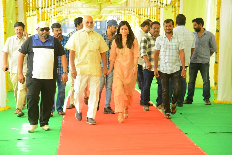 మహేష్ సరసన మొదటి సారి రష్మిక మందన్న హీరోయిన్ గా నటిస్తోంది.