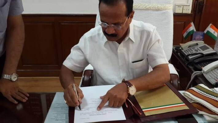 DV Sadananda Gowda takes charge as the Minister of Chemicals and Fertilizers DV Sadananda Gowda takes charge as the Minister of Chemicals and Fertilizers