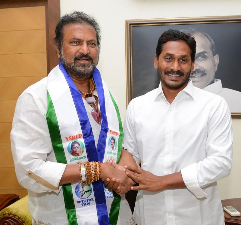 వైయస్ఆర్ కాంగ్రెస్ పార్టీ అధికారంలోకి వచ్చిన నేపథ్యంలో సీఎం వైయస్ జగన్ ప్రభుత్వంలో మోహన్ బాబు పాత్ర ఎలా ఉండబోతుందంటూ వార్తలు వినిపిస్తున్నాయి. మోహన్ బాబు కేవలం పార్టీ కార్యకర్త మాత్రమే కాదు జగన్ కు బంధువు కూడా. వైయస్ జగన్ కు వరుసకు మావయ్య అవుతారు మోహన్ బాబు.