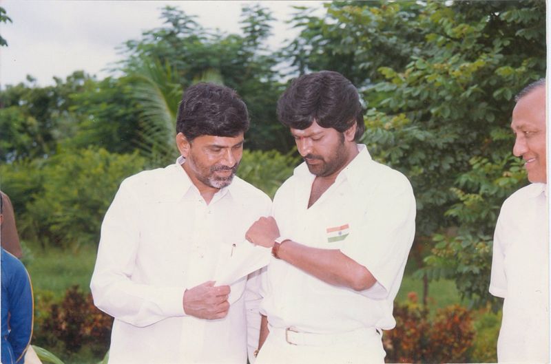 వైస్రాయ్ ఘటన, హెరిటేజ్, చంద్రబాబు వ్యహార శైలి, తాను టీడీపీకి దూరం కావాల్సిన పరిస్థితులపై పూసగుచ్చినట్లు చెప్పి చంద్రబాబు ఇమేజ్ ను డామేజ్ చేయడంలో మోహన్ బాబు దిట్ట అని చెప్పుకోవచ్చు. వైయస్ జగన్మోహన్ రెడ్డి కంటే మోహన్ బాబు చంద్రబాబును టార్గెట్ చేస్తూ దూసుకుపోయారు.