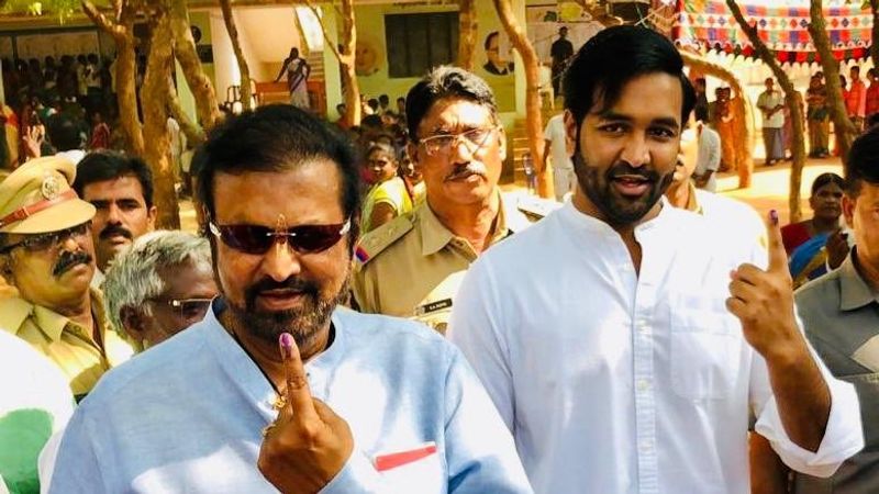 ఆయనే కాదు తన పెద్దకుమారుడు మంచు విష్ణును సైతం ఎన్నికల ప్రచారంలో దింపారు. మంచు విష్ణు చిత్తూరు, కర్నూలు జిల్లాలోని నియోజకవర్గాల్లో పర్యటించి వారి విజయంలో కీలక పాత్ర పోషించారు.