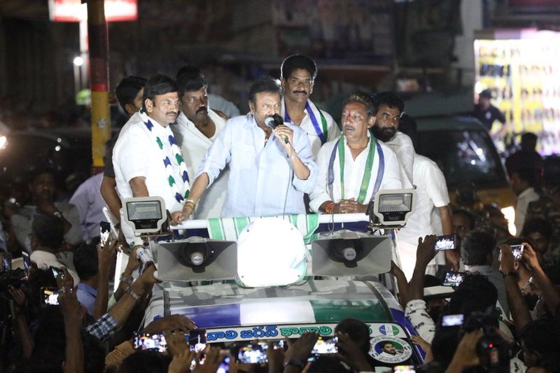 మరోవైపు వైయస్ జగన్ కు అత్యంత సన్నిహితుడు అయిన శారదాపీఠాధిపతి స్వరూపానందేంద్ర సరస్వతి సైతం మోహన్ బాబు గురించి జగన్ వద్ద ప్రస్తావించినట్లు తెలుస్తోంది. మోహన్ బాబు స్వరూపానందేంద్ర సరస్వతికి కూడా సన్నిహితుడే.