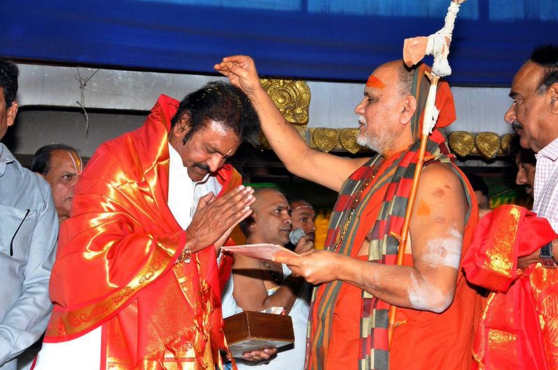 సీఎం వైయస్ జగన్ కు స్వరూపానందేంద్ర సరస్వతి అంటే ఎంతో గౌరవం ఆయన ఏం చెప్పినా కాదనకుండా జగన్ చేయడం అలవాటు అంటూ ఉంటారు. స్వరూపానందేంద్ర సరస్వతి సిఫారసు చేయడంతో మోహన్ బాబుకు కీలక పదవి మాత్రం ఖాయమని ప్రచారం జరుగుతుంది.