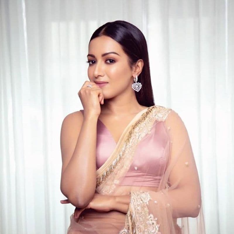 (Courtesy: Instagram)కేథరిన్ వెండి తెరపై ఎప్పుడూ హద్దులు దాటి అందాలు ప్రదర్శించలేదు. సహజ సిద్దంగానే కేథరిన్ తన గ్లామర్ లుక్స్ తో యువతని ఆకట్టుకుంటోంది.