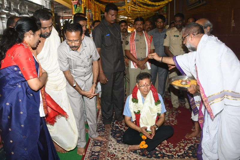 డీజీపీ దుర్గమ్మ దర్శన దృశ్యాలు