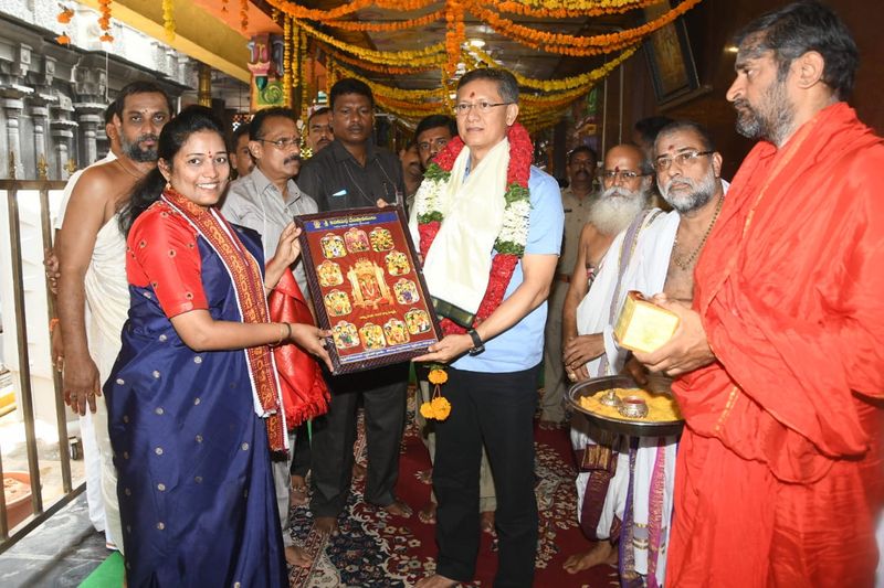 డీజీపీ దుర్గమ్మ దర్శన దృశ్యాలు