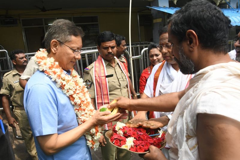 డీజీపీ దుర్గమ్మ దర్శన దృశ్యాలు