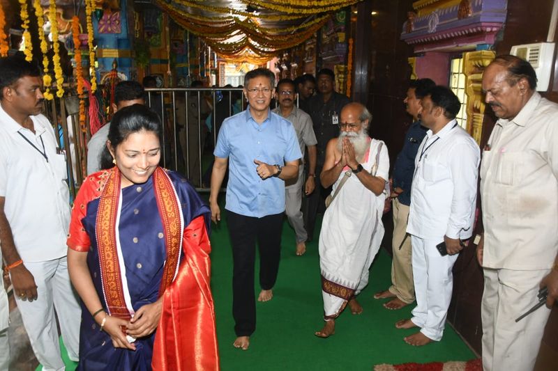 డీజీపీ దుర్గమ్మ దర్శన దృశ్యాలు