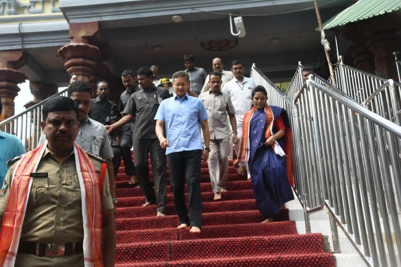 డీజీపీ దుర్గమ్మ దర్శన దృశ్యాలు