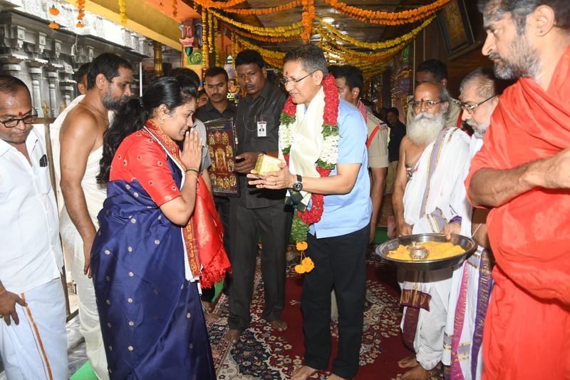 డీజీపీ దుర్గమ్మ దర్శన దృశ్యాలు