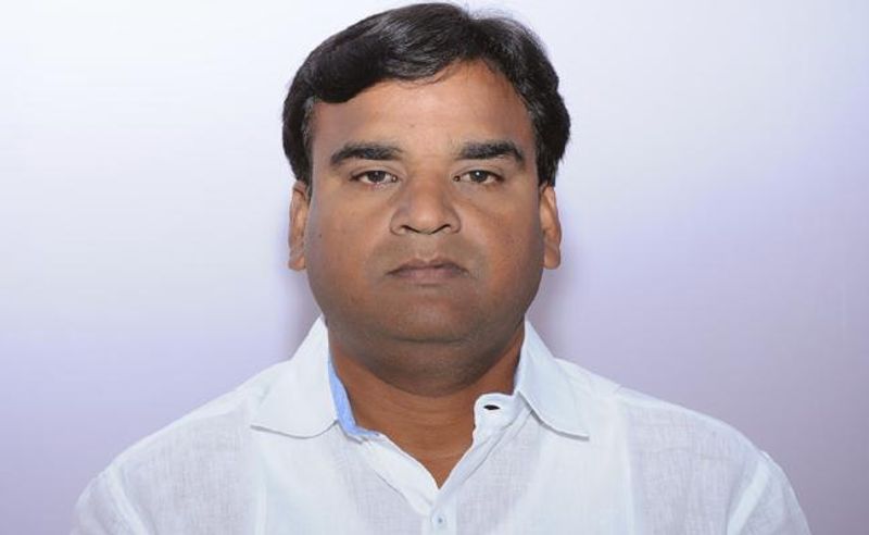 ఈ మరణాల రేటును పక్కకుంచితే.... ఆంధ్రప్రదేశ్ ఉపముఖ్యమంత్రి అంజద్ భాషాకు కరోనా సోకింది. ఆయన తొలుత తిరుపతిలోని స్విమ్స్ లో చికిత్స పొందినప్పటికీ... ఆదివారం నాటికి హైదరాబాద్ లోని కార్పొరేట్ ఆసుపత్రికి షిఫ్ట్ అయి చికిత్సపొందుతున్నారు. 