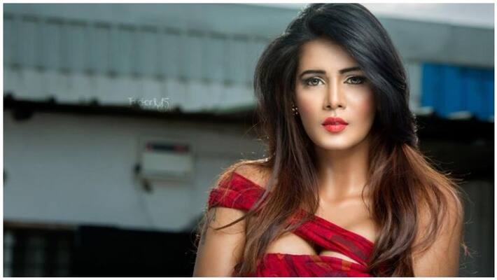 actress mira mithun warns director naveen actress mira mithun warns director naveen