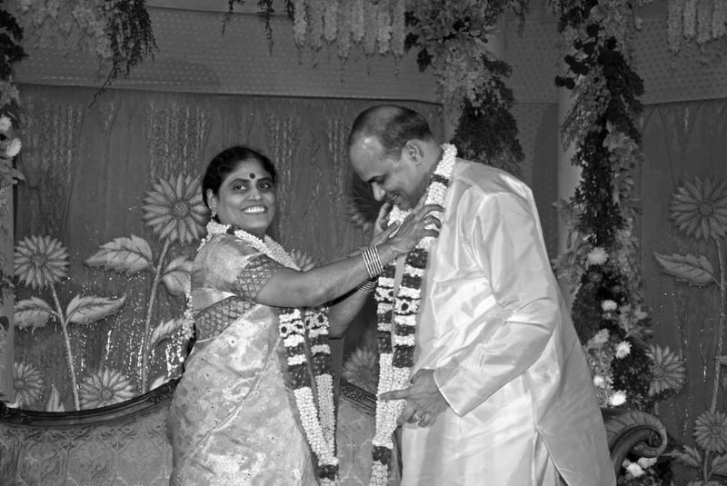 వైయస్ విజయమ్మ దివంగత సీఎం వైయస్ రాజశేఖర్ రెడ్డి భార్యగా ఎన్నో ఆటుపోట్లను చూశారు. వైయస్ రాజశేఖర్ రెడ్డి జీవితంలో ఎదుర్కొన్న ఇబ్బందులను దగ్గరుండి గమనించారు. వైయస్ రాజశేఖర్ రెడ్డి రాజకీయాల్లో ఎదుగుతున్న తీరును, కష్టాలను, విజయాలను అన్నింటిని గమనించారు.